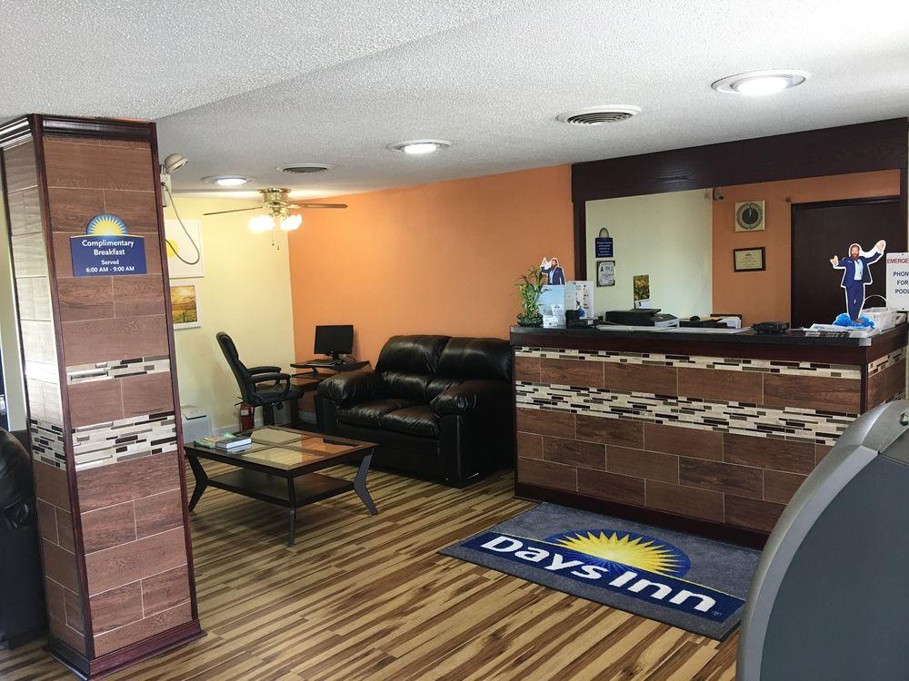 Days Inn By Wyndham Стейтсвилл Экстерьер фото