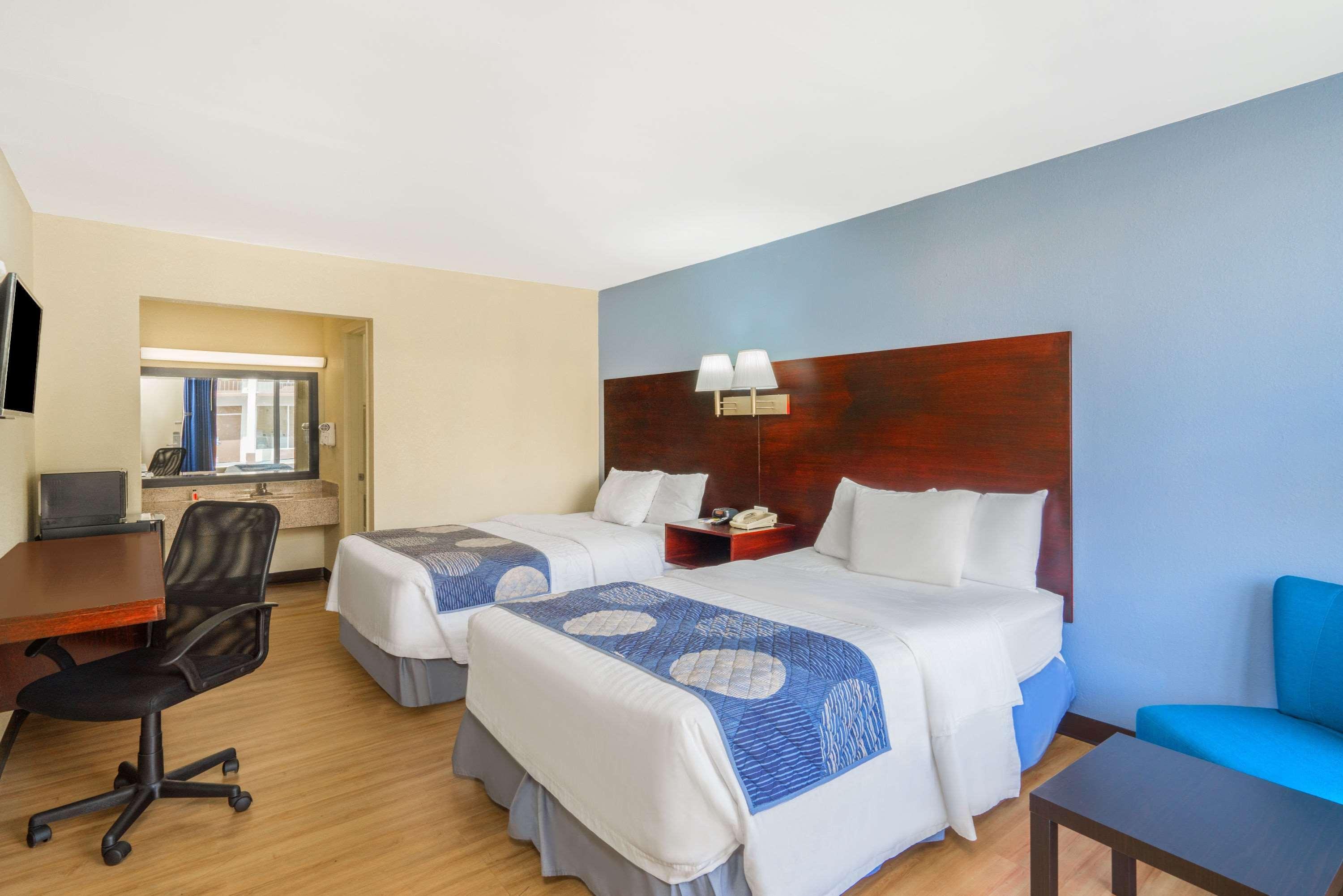 Days Inn By Wyndham Стейтсвилл Экстерьер фото