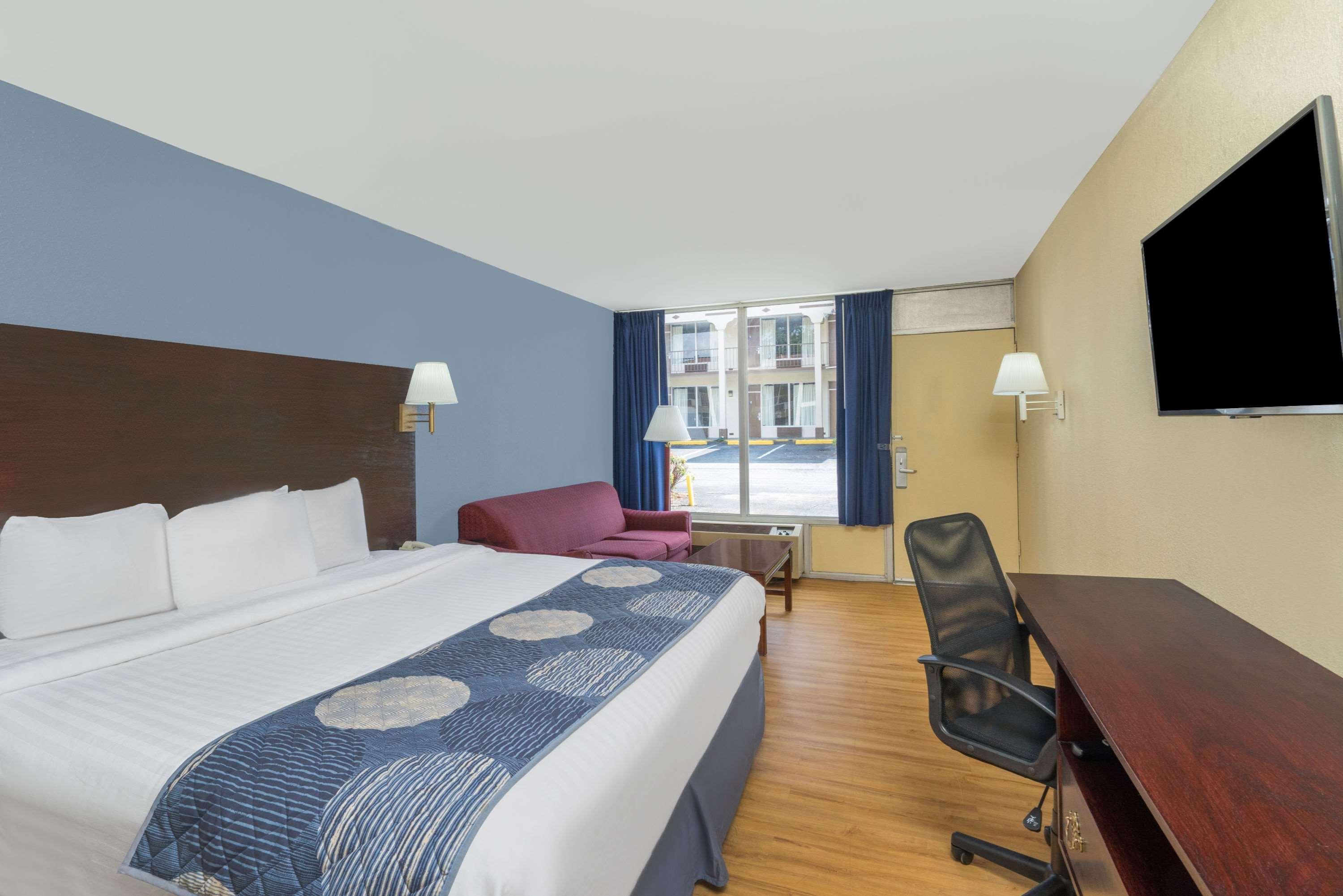 Days Inn By Wyndham Стейтсвилл Экстерьер фото