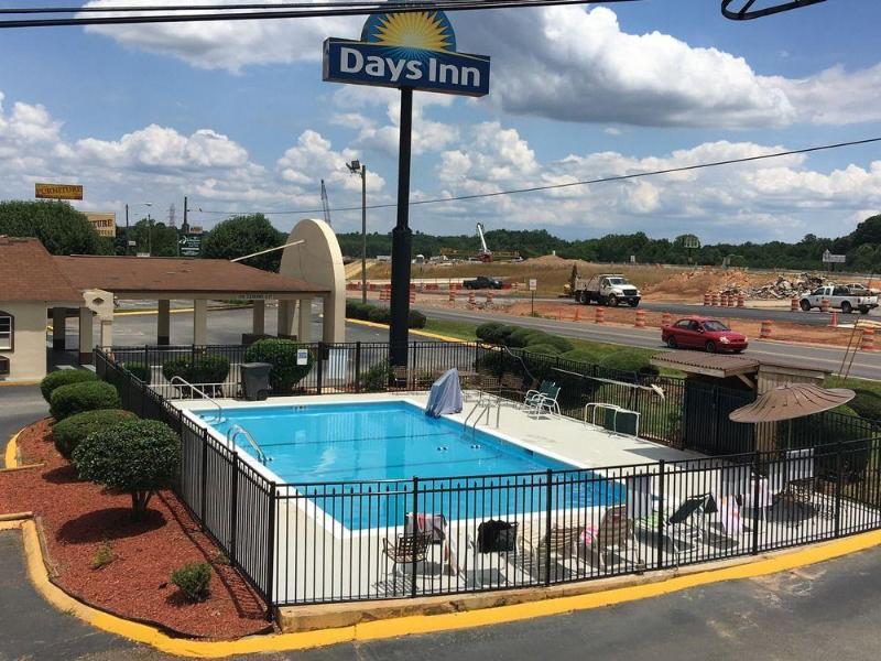 Days Inn By Wyndham Стейтсвилл Экстерьер фото
