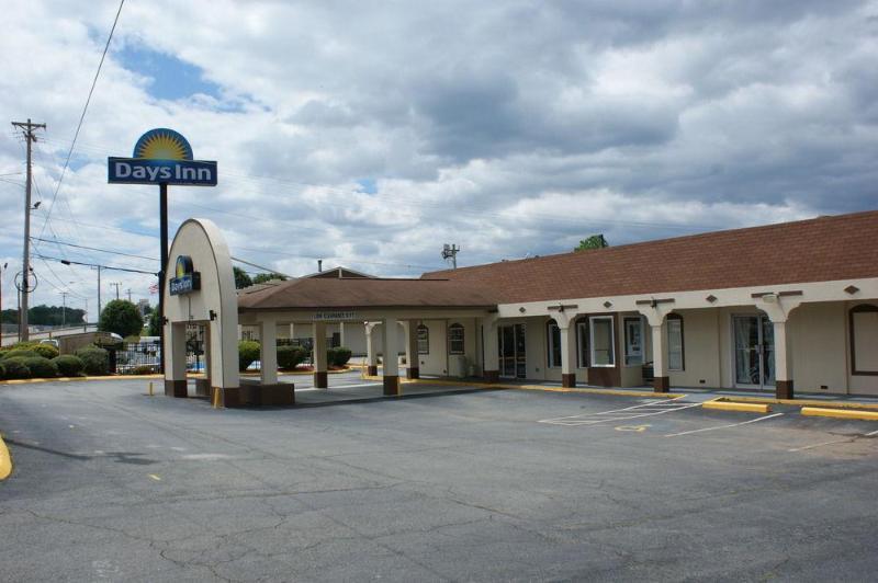 Days Inn By Wyndham Стейтсвилл Экстерьер фото
