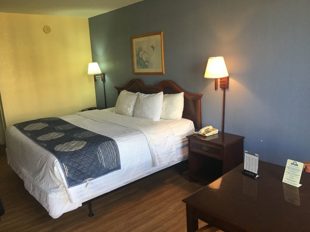 Days Inn By Wyndham Стейтсвилл Экстерьер фото