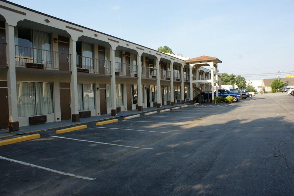 Days Inn By Wyndham Стейтсвилл Экстерьер фото