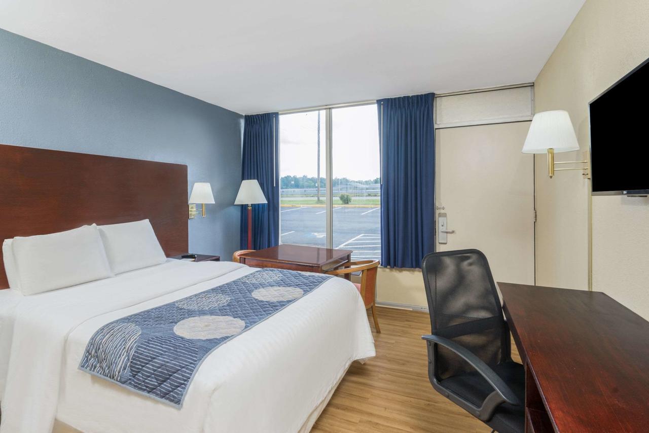 Days Inn By Wyndham Стейтсвилл Экстерьер фото