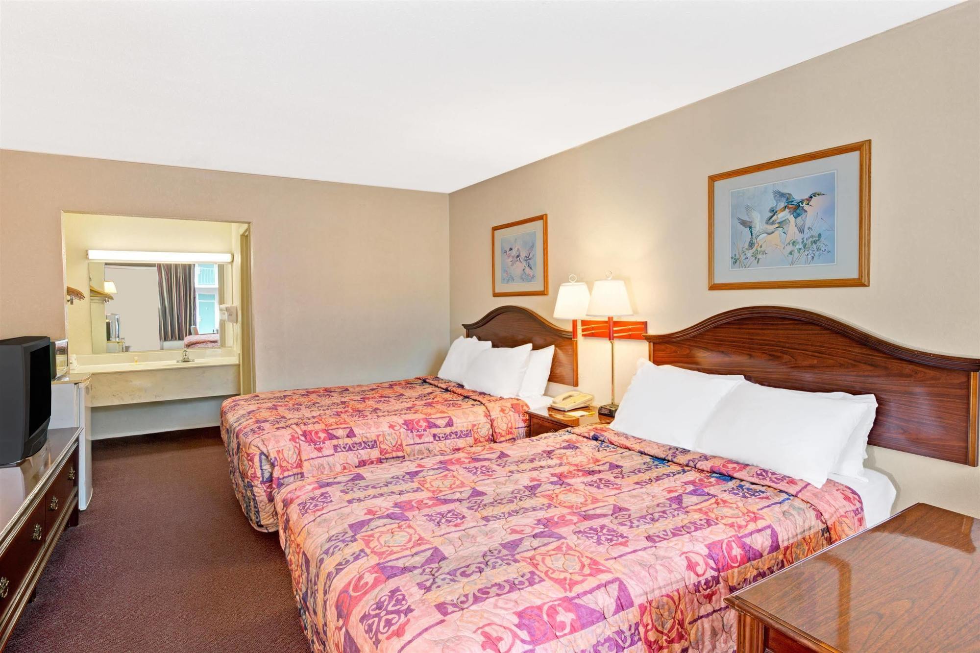 Days Inn By Wyndham Стейтсвилл Экстерьер фото