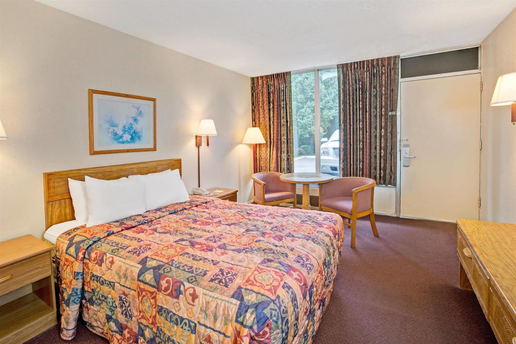 Days Inn By Wyndham Стейтсвилл Экстерьер фото