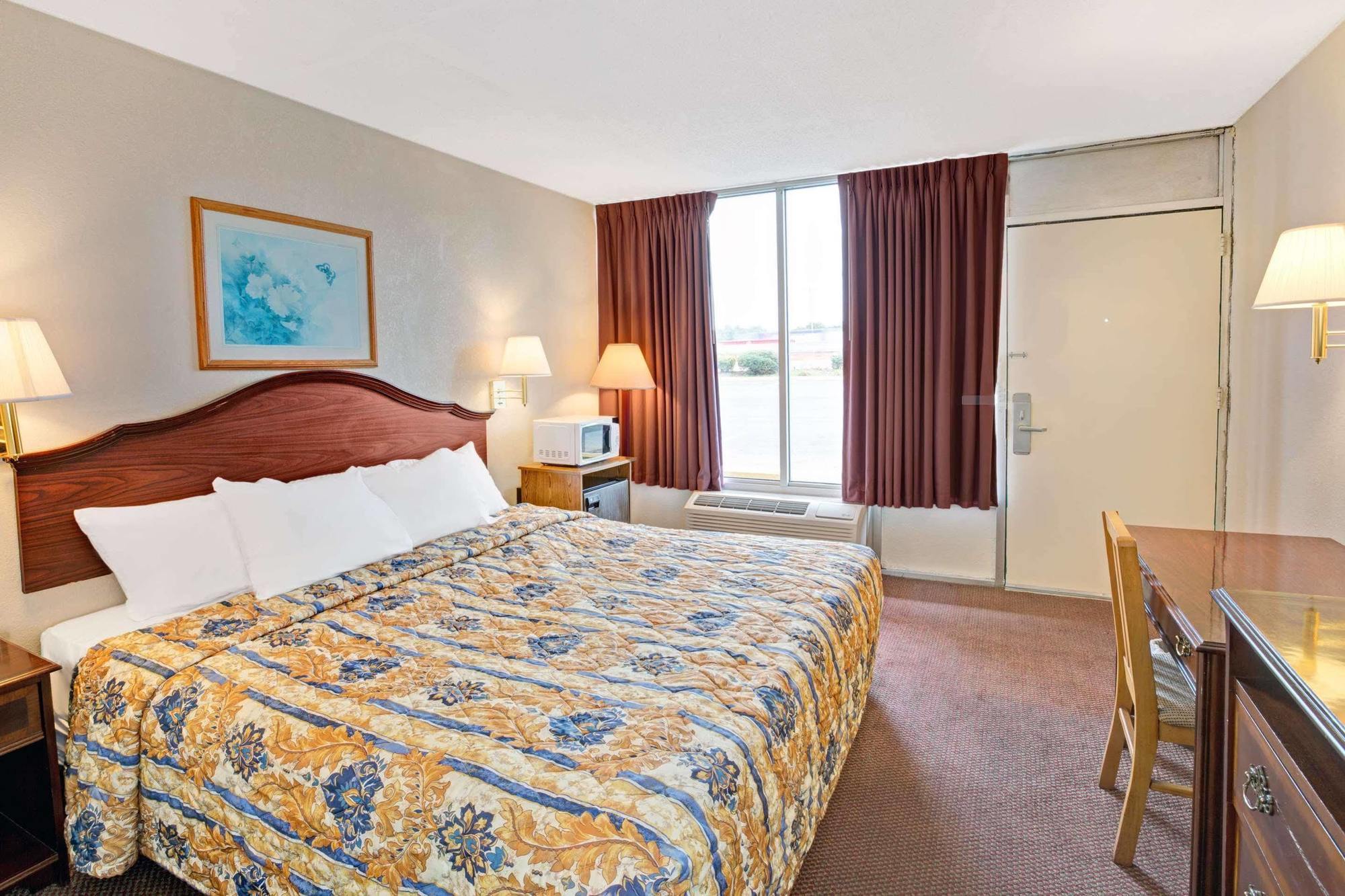 Days Inn By Wyndham Стейтсвилл Экстерьер фото