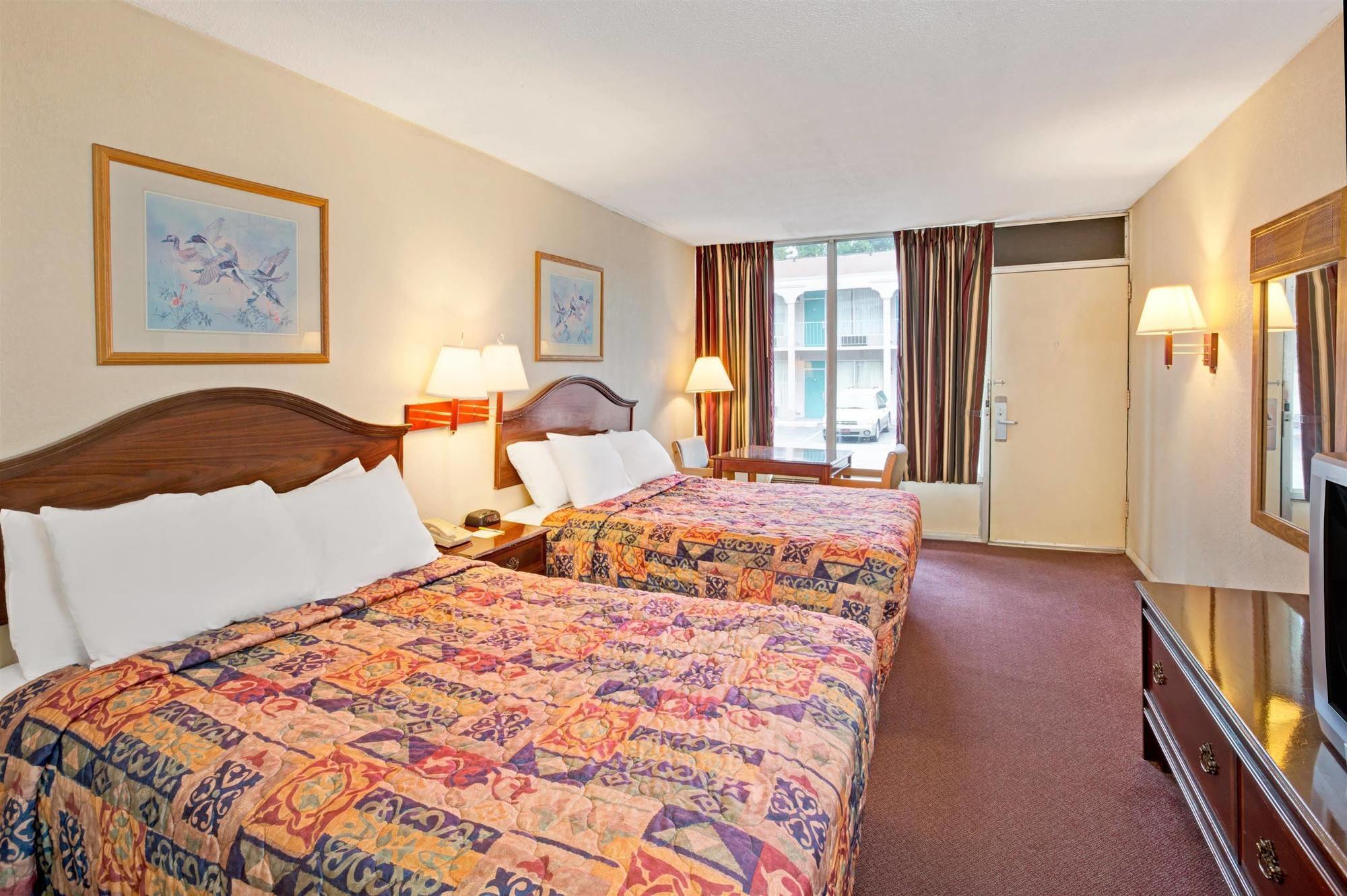 Days Inn By Wyndham Стейтсвилл Экстерьер фото