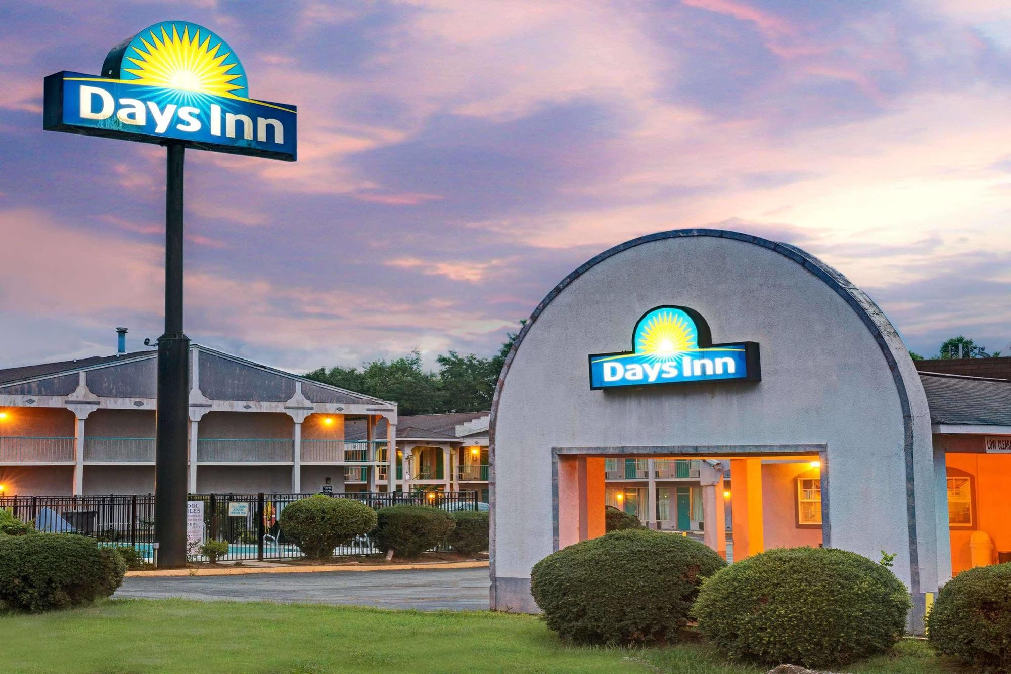 Days Inn By Wyndham Стейтсвилл Экстерьер фото